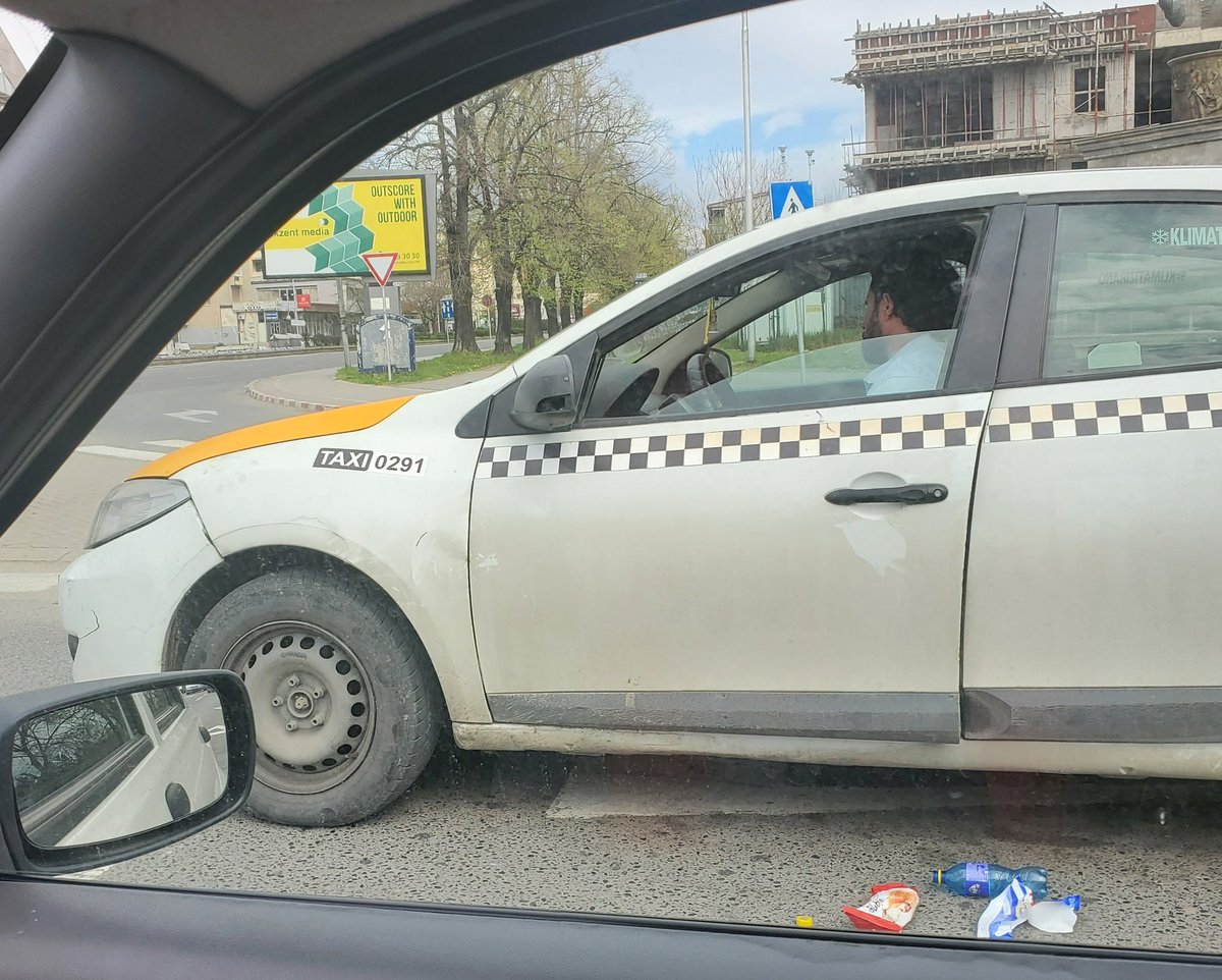 arozgj's tweet image. Денес на пладне на раскрсница кај Мавровска ова говедо додека со таксито чекаше на семафор го исфрли сето ѓубре на асфалтот, лименки, кесиња, пикавци. Кога со свирка го предупредив да не го прави тоа, збесна и излезе да се тепа.

Скопје станува гнасно и опасно место за живеење.