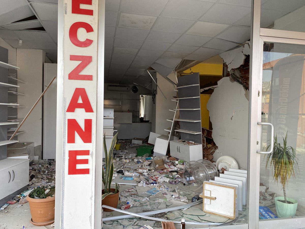 oktayakarr's tweet photo. Deprem zaten bütün hayatımızı ve hayallerimizi aldı tek tutunacağımız dal mesleğimiz kaldı. Mesleğimizi icra edebilmemiz için bir an önce mücbir sebep ilan edilmesi gerekiyor. Böyle bir afette bu yasal hak tanınmayacaksa nasıl bir felaket olması gerekiyor #depremmağdurueczacılar https://t.co/N2AAIBu5uT