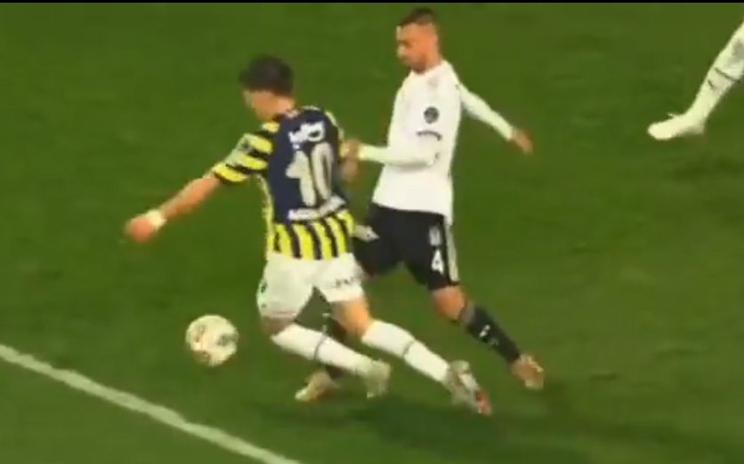 VeTeVo's tweet photo. @12numaraorg Penaltı yaratmak için götünüzden element uyduruyorsunuz,komik duruma düşüyorsunuz.Paylaştığın fotoda kendini atıp düşmeye başladıktan sonra gelen temas.Topu kurtarmış,destek ayağı sol ayağına temas yok.Sol ayağına basıp geçmesi gerekirken kendini atmaya başlıyor.Kör müsün? https://t.co/nAOd4m0tIZ
