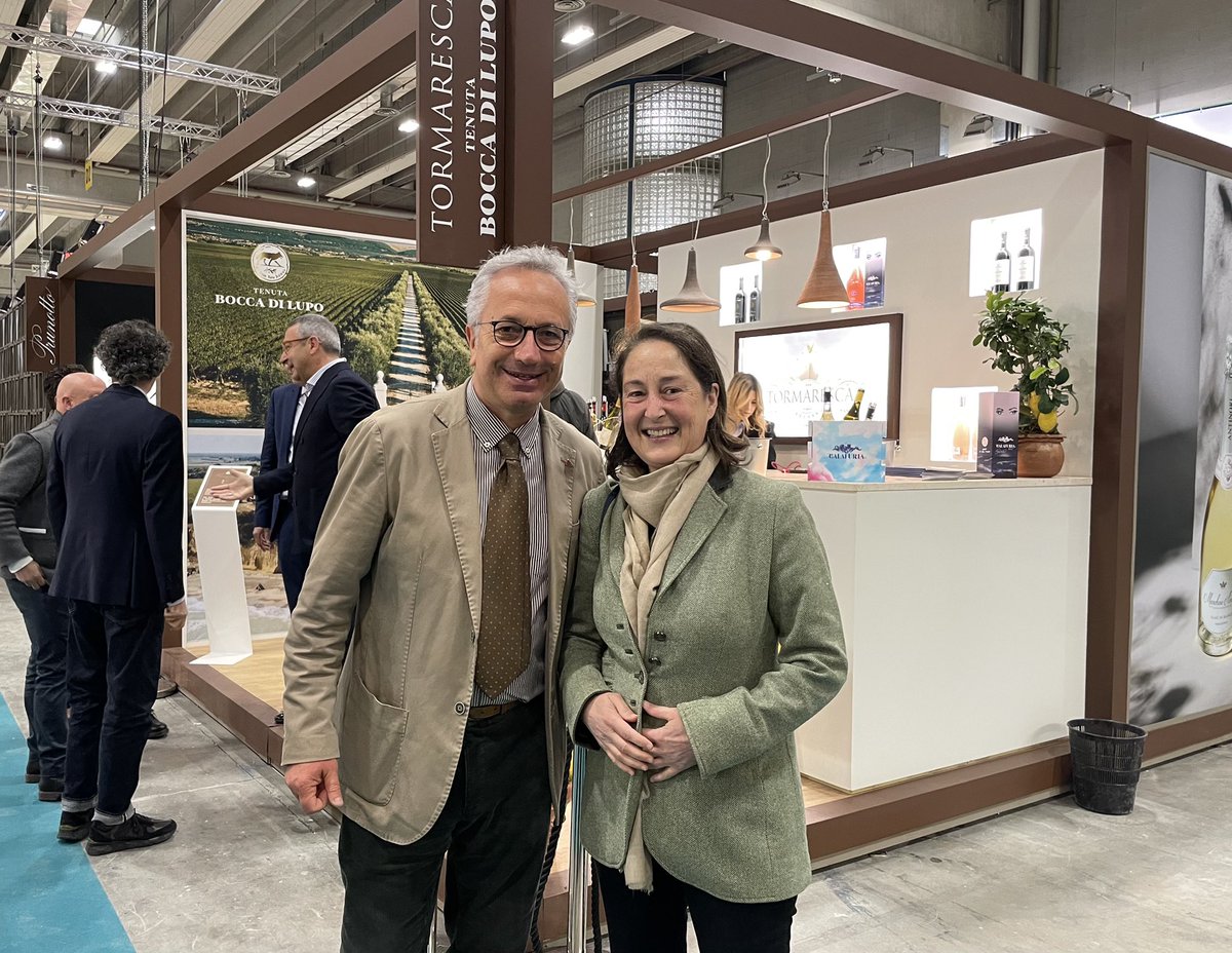 WineNewsIt's tweet photo. A #Vinitaly2023, #WineNews continua i suoi incontri, spunto per riflessioni e scambi di idee, come con #LuigiMoio, presidente Organizzazione Internazionale della #Vigna e del #Vino e produttore di #vino con #Quintodecimo, e #AlbieraAntinori della storica cantina #MarchesiAntinori e guida #Federvini (#GruppoVini)