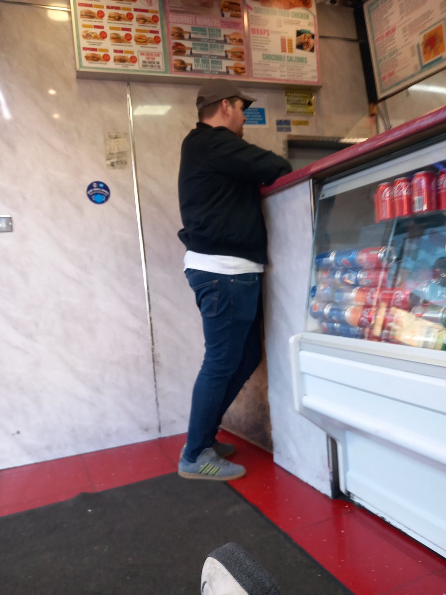 Shillyboy66's tweet photo. This silly cnut as been waiting for 20 minutes for a taxi even though he's been told numerous times that he's in a kebab shop 🤣🤣🤣 #keepitcas https://t.co/gDKJfqb21r