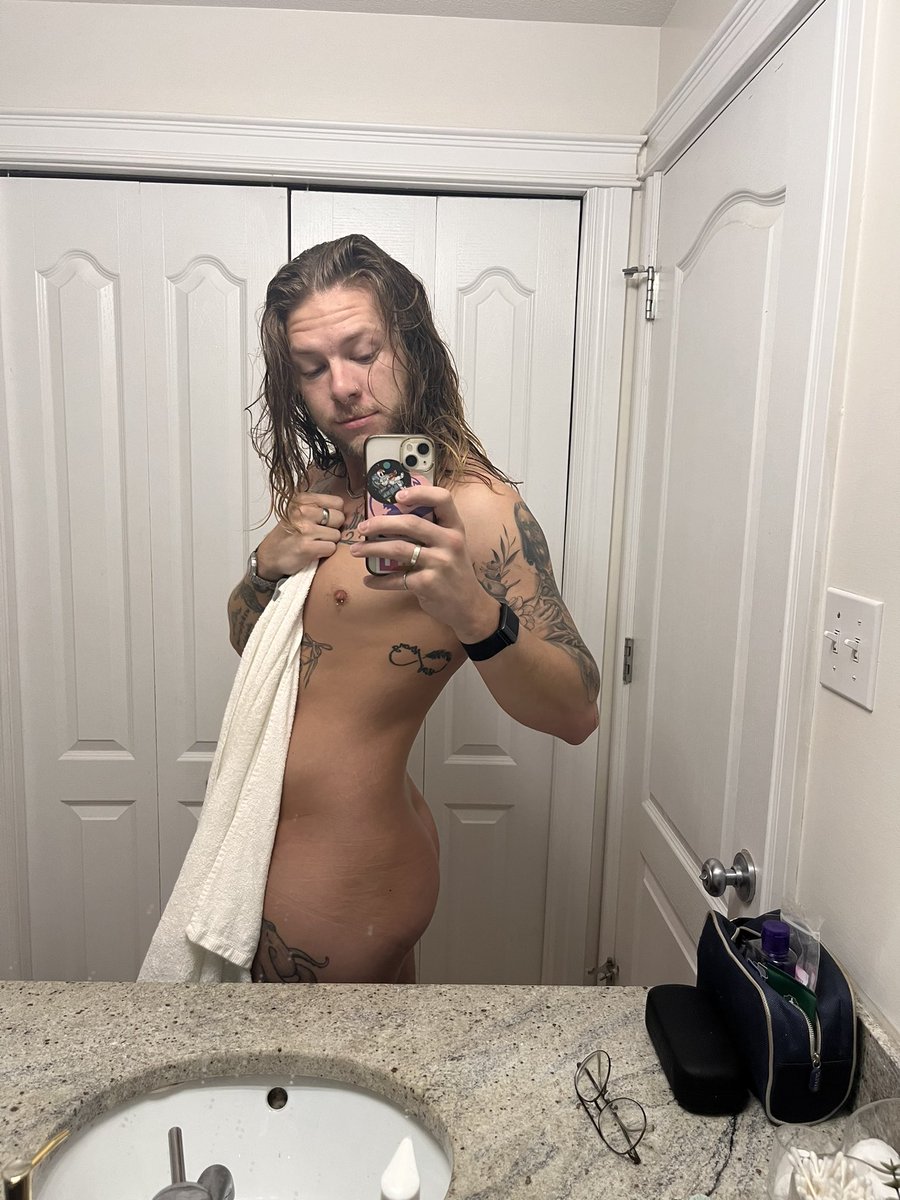 xLiamPrettyx's tweet photo. oh, you wanted cake? https://t.co/mK5O3h9X3Y