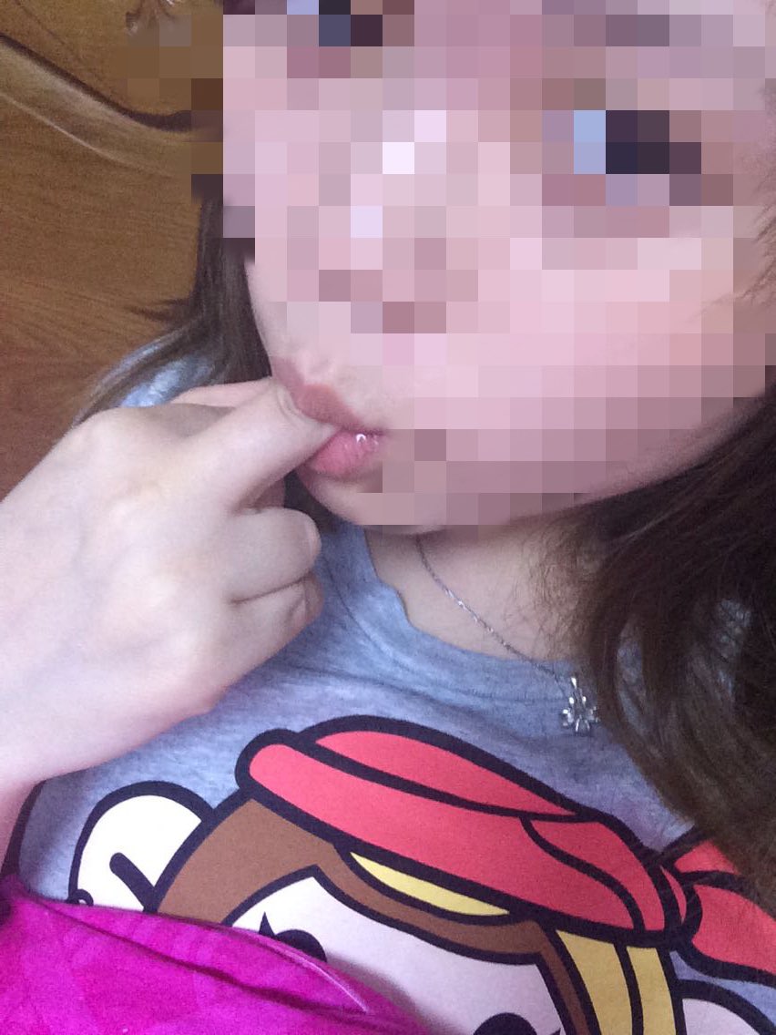 MasterFuck021's tweet photo. #骚货 #母狗 #调教 #性奴 #胁迫 #情趣
来一套浅尝的小母狗套图，没有深入，就是因为年纪太小，当然了，也是胁迫系列，很早前有分享过 https://t.co/vOwpaYp8Ms