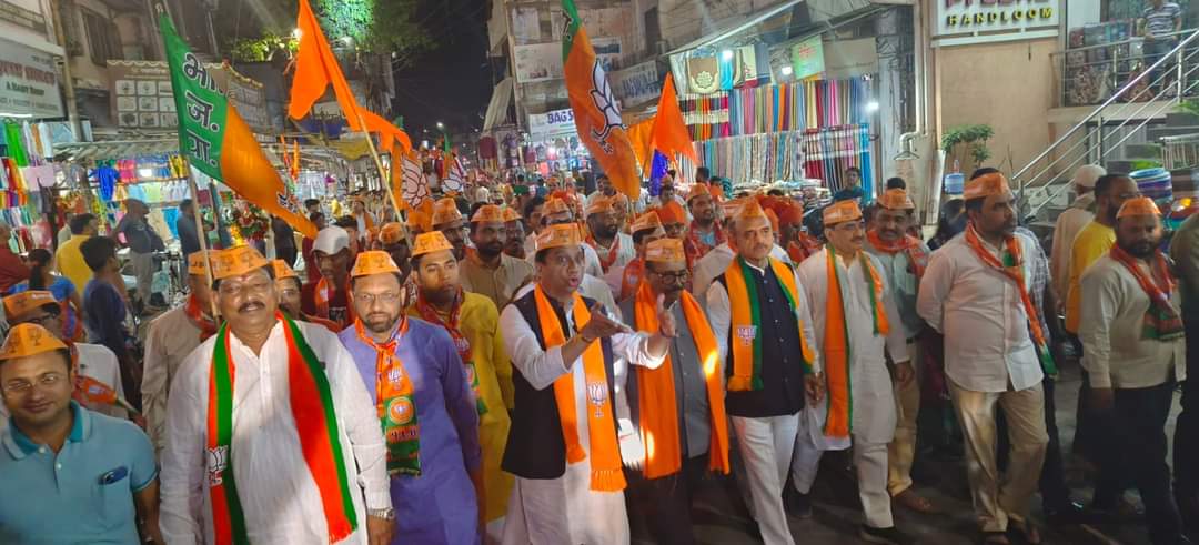sanjay_kenekar's tweet photo. #होय #आम्ही #सावरकर 🚩
आज रोजी भारतीय स्वातंत्र्यसंग्रामात अद्वितीय योगदान देणारे, जाज्वल्य हिंदुत्वाचे व मातृभूमीच्या ��िष्ठेचे प्रतीक असणाऱ्या स्वातंत्र्यवीर सावरकरांच्या गौरवार्थ "सावरकर गौरव यात्रा" छत्रपती संभाजीनगर मध्य विधानसभा ,गुलमंडी मंडळात प्रारंभ झाला.
@cbawankule https://t.co/K6lt9xYEbE