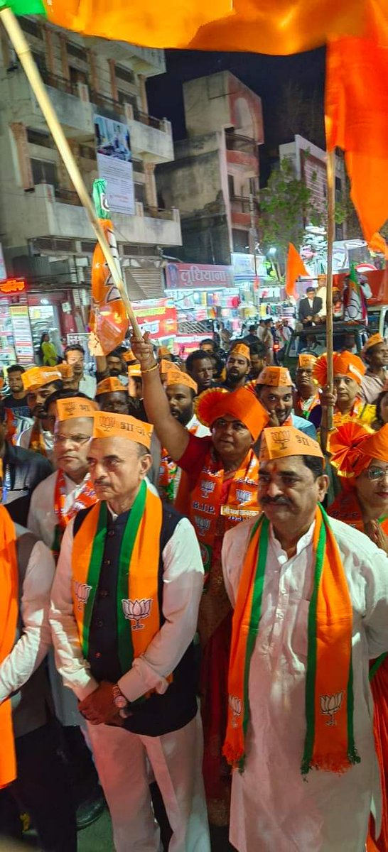 sanjay_kenekar's tweet photo. #होय #आम्ही #सावरकर 🚩
आज रोजी भारतीय स्वातंत्र्यसंग्रामात अद्वितीय योगदान देणारे, जाज्वल्य हिंदुत्वाचे व मातृभूमीच्या ��िष्ठेचे प्रतीक असणाऱ्या स्वातंत्र्यवीर सावरकरांच्या गौरवार्थ "सावरकर गौरव यात्रा" छत्रपती संभाजीनगर मध्य विधानसभा ,गुलमंडी मंडळात प्रारंभ झाला.
@cbawankule https://t.co/K6lt9xYEbE