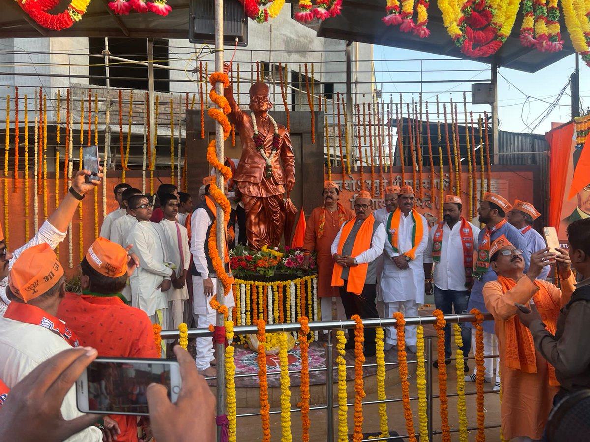 sanjay_kenekar's tweet photo. #होय #आम्ही #सावरकर 🚩
आज रोजी भारतीय स्वातंत्र्यसंग्रामात अद्वितीय योगदान देणारे, जाज्वल्य हिंदुत्वाचे व मातृभूमीच्या ��िष्ठेचे प्रतीक असणाऱ्या स्वातंत्र्यवीर सावरकरांच्या गौरवार्थ "सावरकर गौरव यात्रा" छत्रपती संभाजीनगर मध्य विधानसभा ,गुलमंडी मंडळात प्रारंभ झाला.
@cbawankule https://t.co/K6lt9xYEbE
