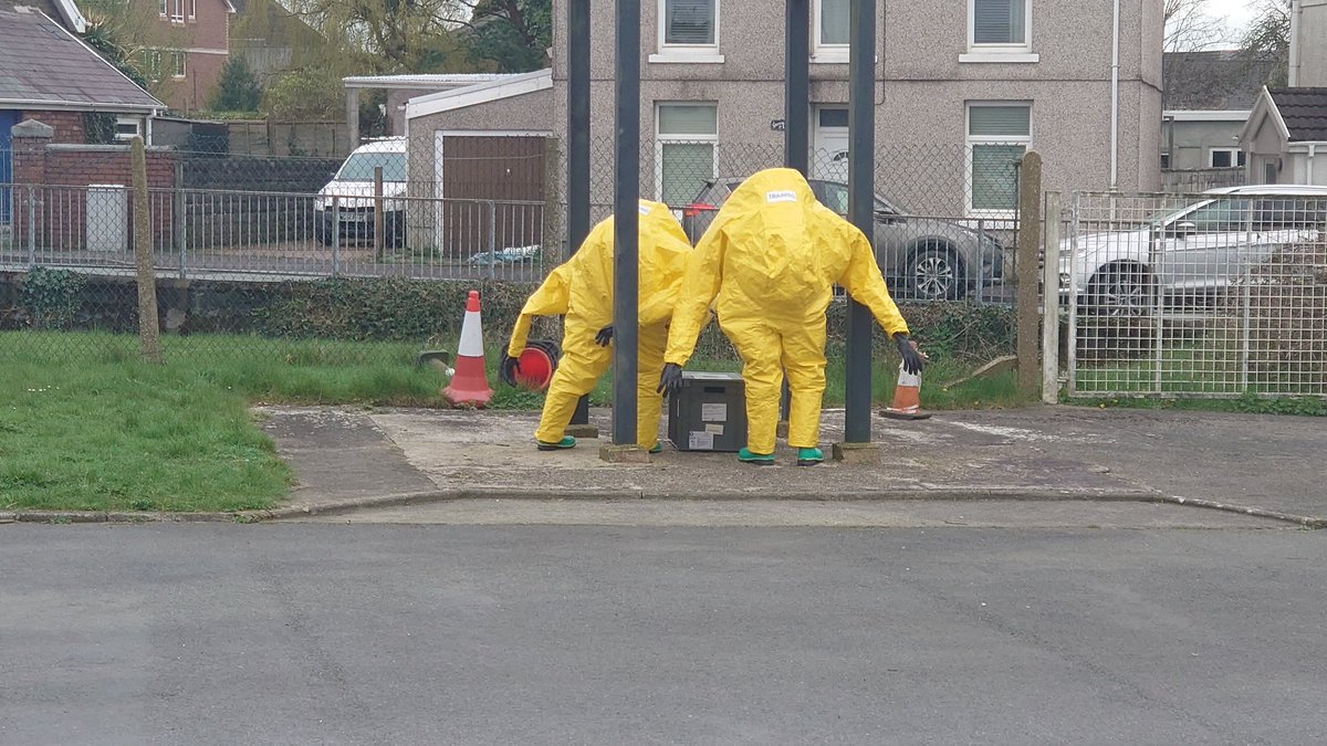 rees_and's tweet photo. Extra training today for @pontardulais_ . Hazchem exercise! @mawwfire https://t.co/HiknqWXhs3