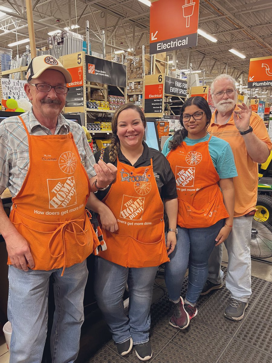ChavezDestinie's tweet photo. 6587 supporting national autism awareness month 🧩💙thank you to my ASDS for making these cute ribbons! @HRMThomasTHD @whyumadbro911 @Rebecca01210491 https://t.co/AHeUuMZBIh