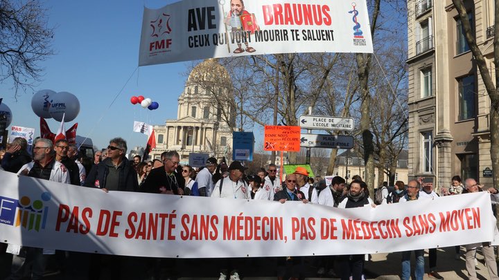MedPourDemain's tweet photo. Dès demain, des dizaines de services hospitaliers seront en difficulté, partiellement ou complètement fermés.       
 
Dans le même temps, chaque jour les médecins libéraux en sous effectif s’épuisent : pas d’installations, départs en retraite non remplacés , déplaquages , arrêt pour burn out , suicides .

Qui va soigner la population?
Cette surdité gouvernementale est incompréhensible.
Il est encore temps de mettre les moyens et d’utiliser les mots adéquats envers les médecins.
Sinon les conséquences seront irréversibles : des retards de prise en charge, des aggravations médicales, DES MORTS .
IL EST ENCORE TEMPS @Assur_Maladie @MCazeneuve @EmmanuelMacron @Elisabeth_Borne @FrcsBraun