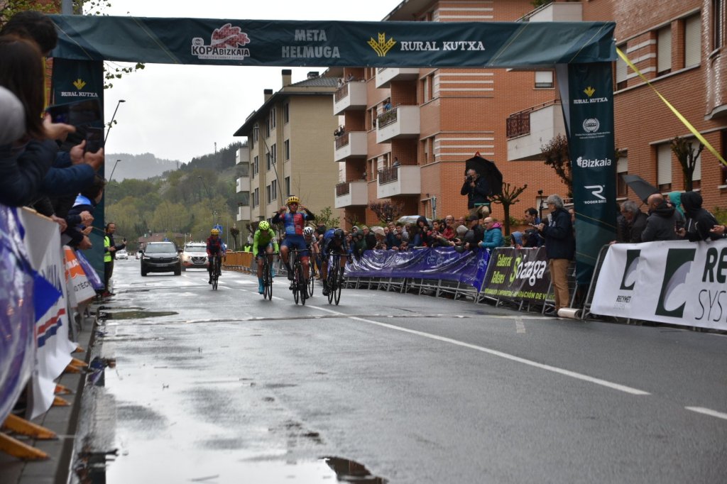 #klasikaamorebieta #59PremioPrimavera 
Desenlace de “photofinish entre Cambareri y Adriá Pericas en la Klásika Amorebieta y liderato en la CGCR para el catalán. <a href="/cgcr_junior/">CGCR junior</a>
<a href="/AlimcoCampyTeam/">ALIMCO-CAMPAGNOLO</a> <a href="/Saxun_Solar/">Saxun</a> <a href="/ucssreyes/">UNIÓN CICLISTA SAN SEBASTIÁN DE LOS REYES</a> alicanteconelplatogrande.com/2023/04/02/des…