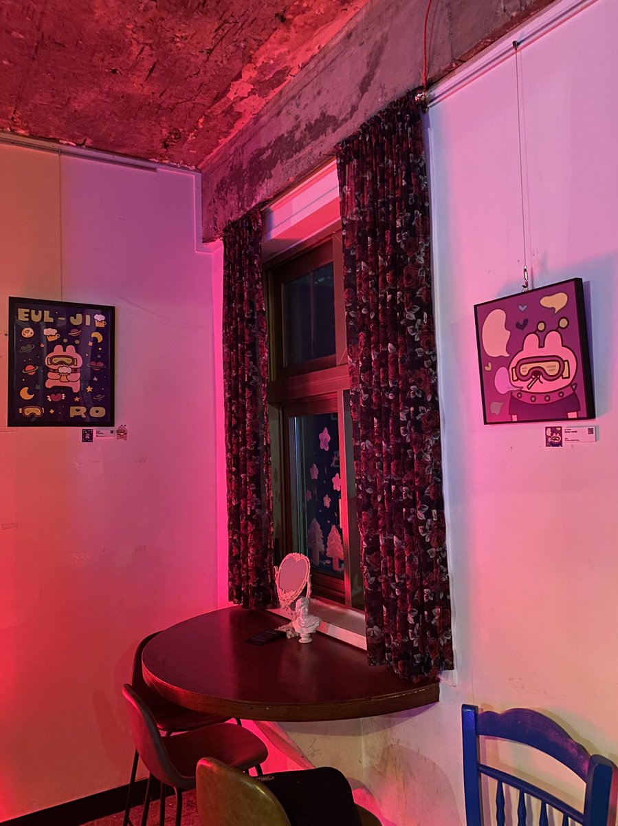 [전시] 을지로 네오 CYBER PUNK - 단체전
.
.
[전시 정보]
✨기간: 2022.04.03~04.16
✨시간: 월-토 PM12:00~ PM 11:00 
일 PM12:00~ PM 9:00 
✨장소: 을지로 알렉스룸 (을지로3가역 도보3분) 
> 갤러리 겸 와인바 입니다. 
.
.
#알렉스룸 #을지로전시 #전시회추천 #일러스트전시 #딩스작가