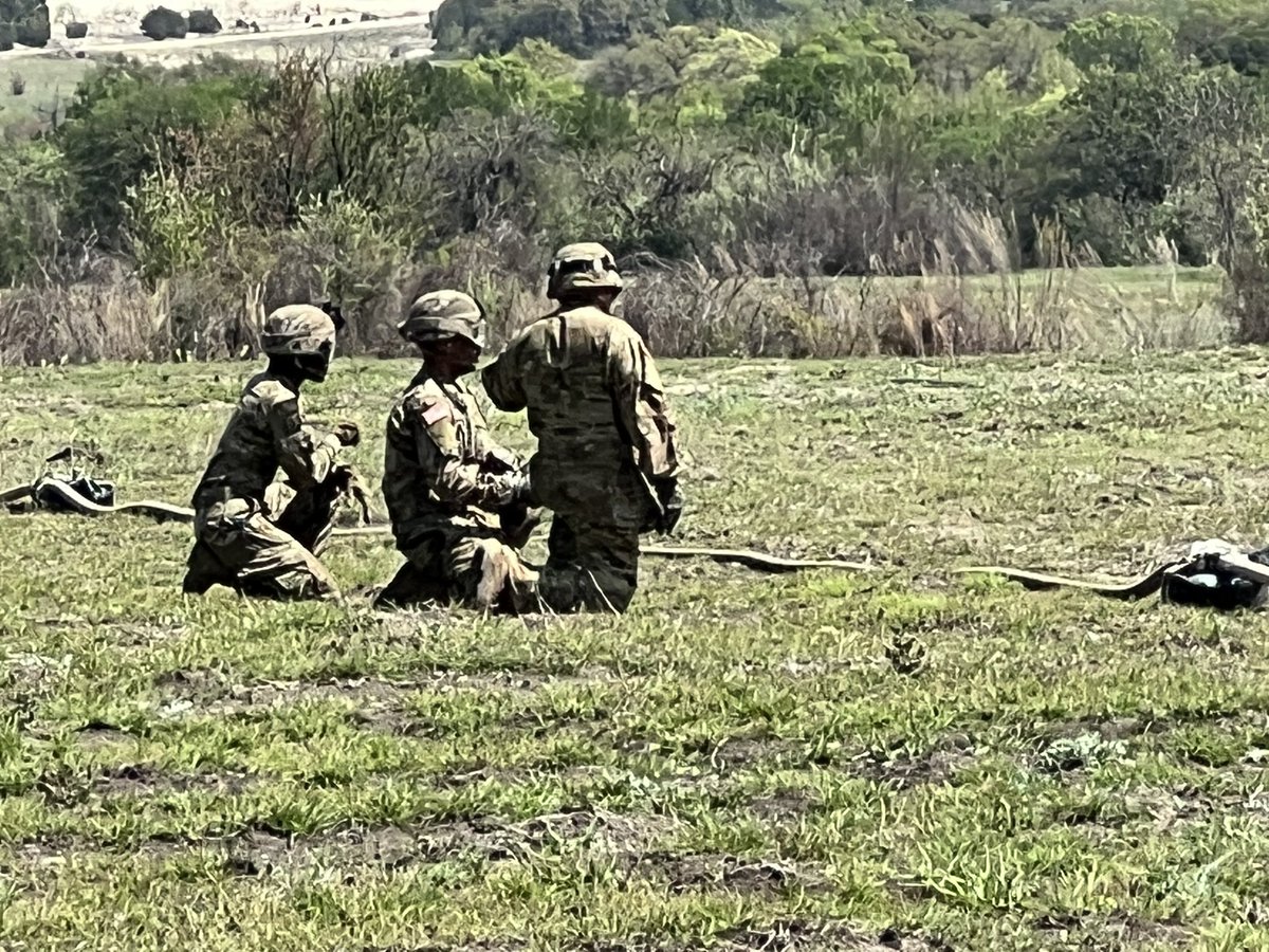 18thMuleskinner's tweet photo. Working with our Aviation teammates conducting FARP operations!! Support the Line!! https://t.co/suUGJYdPKm