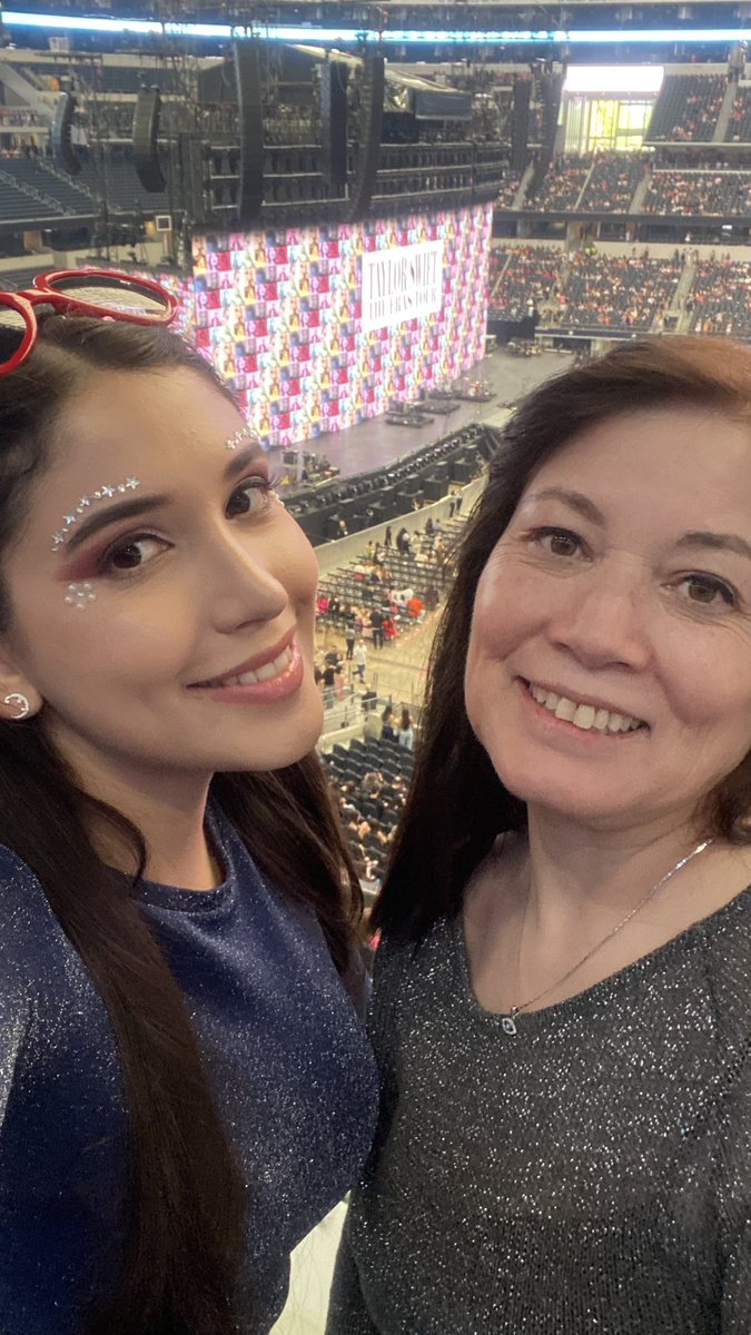 AleMoncadaP's tweet photo. From Colombia 🇨🇴 all the way to Era-lington ✨ I will remember this All too well ♥️ @taylornation13 @taylorswift13 #ArlingtonTSTheErasTour https://t.co/jkdkrEGZSk