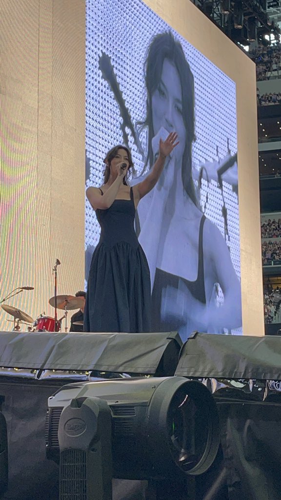 LIVluvSWIFT's tweet photo. @gracieshq GRACIE WAS RIGHT IN FRONT OF ME AND SHE BLEW ME A KISS AND CHARADED (is that a word?) THAT SHE LIKED MY HEADBAND HELP https://t.co/3rBeZasVYW