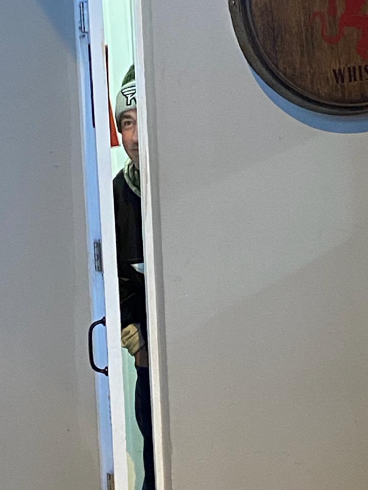 Cmon <a href="/RocKnighthawks/">Rochester Knighthawks</a>! Let me watch from outside the restroom please.