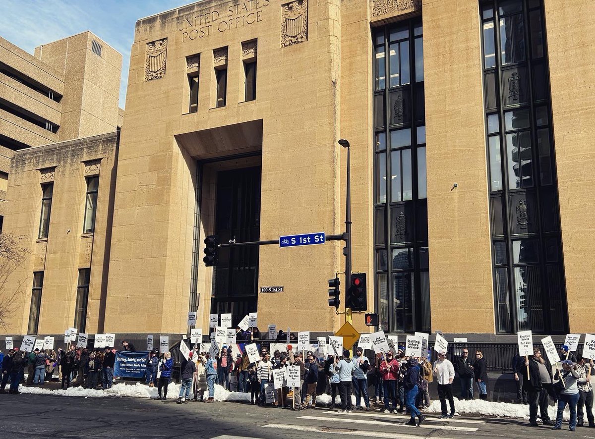 an_interrobang's tweet photo. end mandatory overtime for USPS carriers.   🇺🇸  we deliver for you!

#NALC #Branch9 #minneapolis #union #usa #WorkersRights #labor https://t.co/WPphAXW3Rz