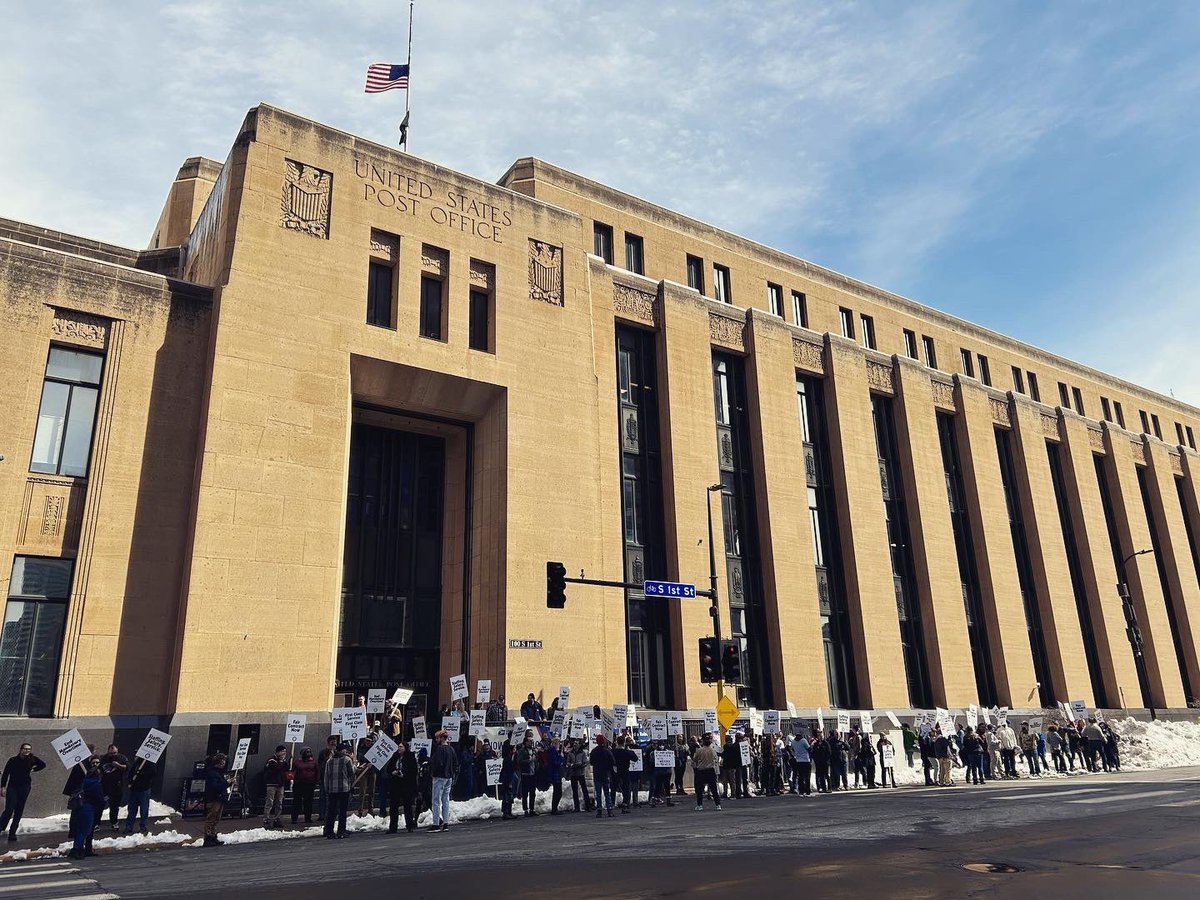an_interrobang's tweet photo. end mandatory overtime for USPS carriers.   🇺🇸  we deliver for you!

#NALC #Branch9 #minneapolis #union #usa #WorkersRights #labor https://t.co/WPphAXW3Rz