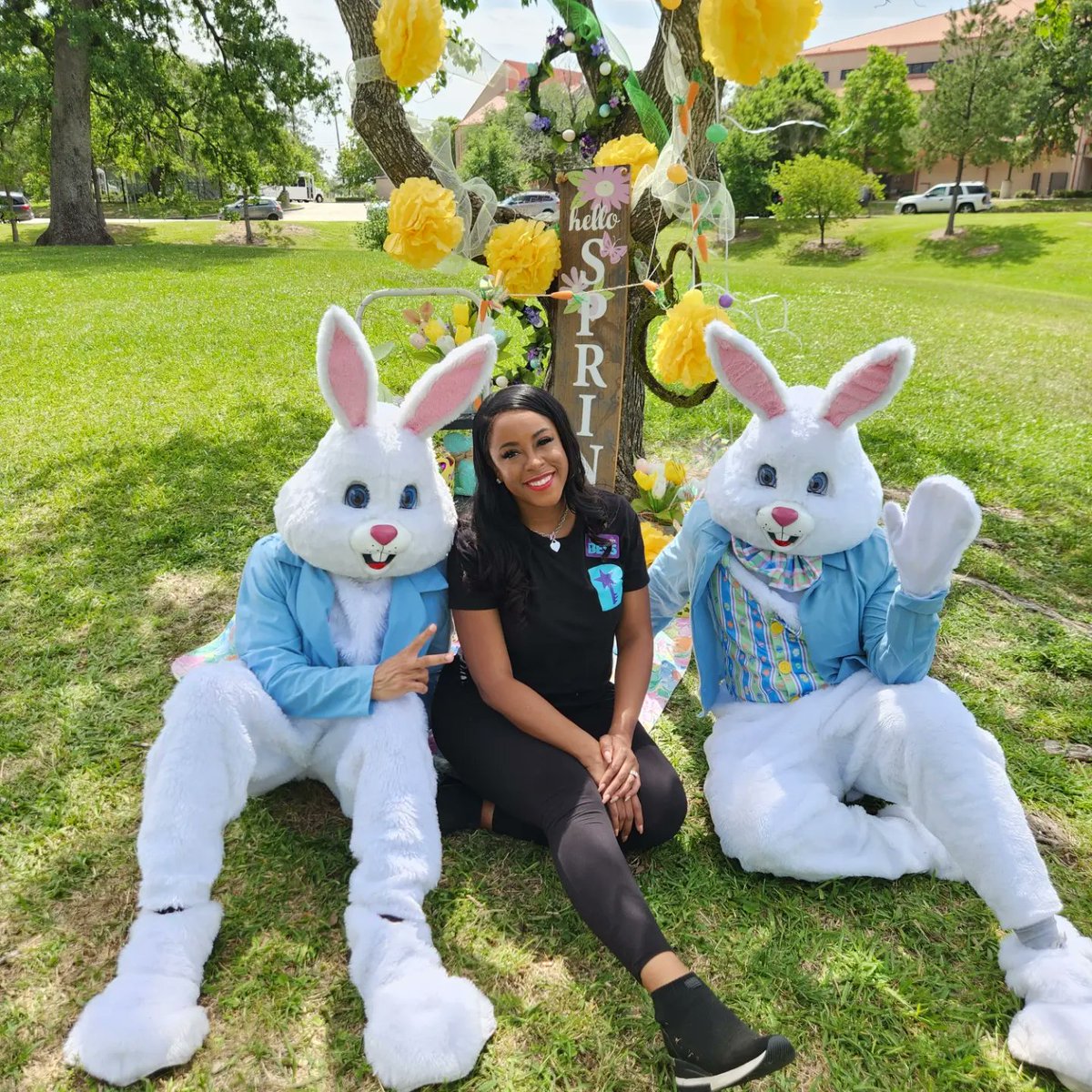 I was proud to sponsor the Riverside Park Easter Egg Hunt with other community leaders in Houston's #DistrictD. The easel art activity, petting zoo, and of course the Easter Egg Hunt was just what the kids ordered!
.
#Bess4Houston #RiversidePark  #Easter #EasterEggHunt #Candidate