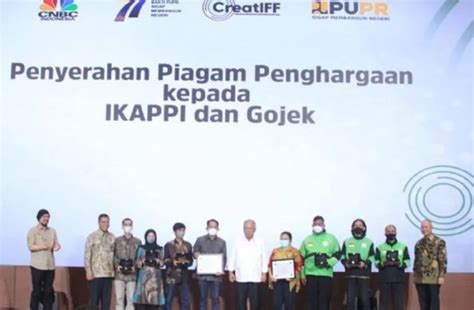 afiflamhamzah's tweet image. Berita bahagia untuk para mitra driver Gojek! Mereka akan mendapatkan fasilitasi KPR Subsidi dan Gojek juga berhasil meraih penghargaan PUPR. Cari tahu rinciannya di detikFinance! #Gojek #PUPR #KPRSubsidi #MitraDriver gbits.me/HeRik1n9