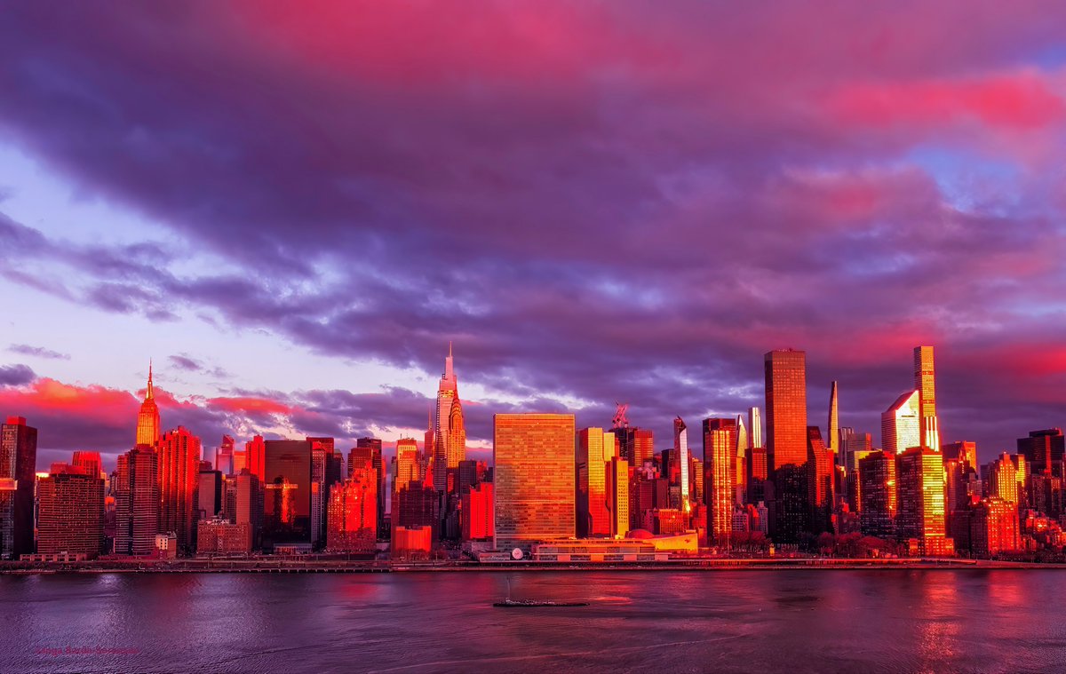 The #NYC skyline shimmers beneath today’s beautiful pink skies. #NewYork #NewYorkCity