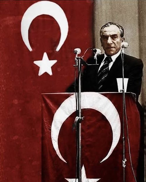 Cesaret, yüreklilik, atılganlık olmayan hiçbir dâva başarıya ulaşamaz. Türk Askeri ve Ülkücü Hareketin Lideri Siyasetçi Merhum Başbuğ Alparslan TÜRKEŞ'i rahmetle ve saygıyla anıyorum. 🇹🇷