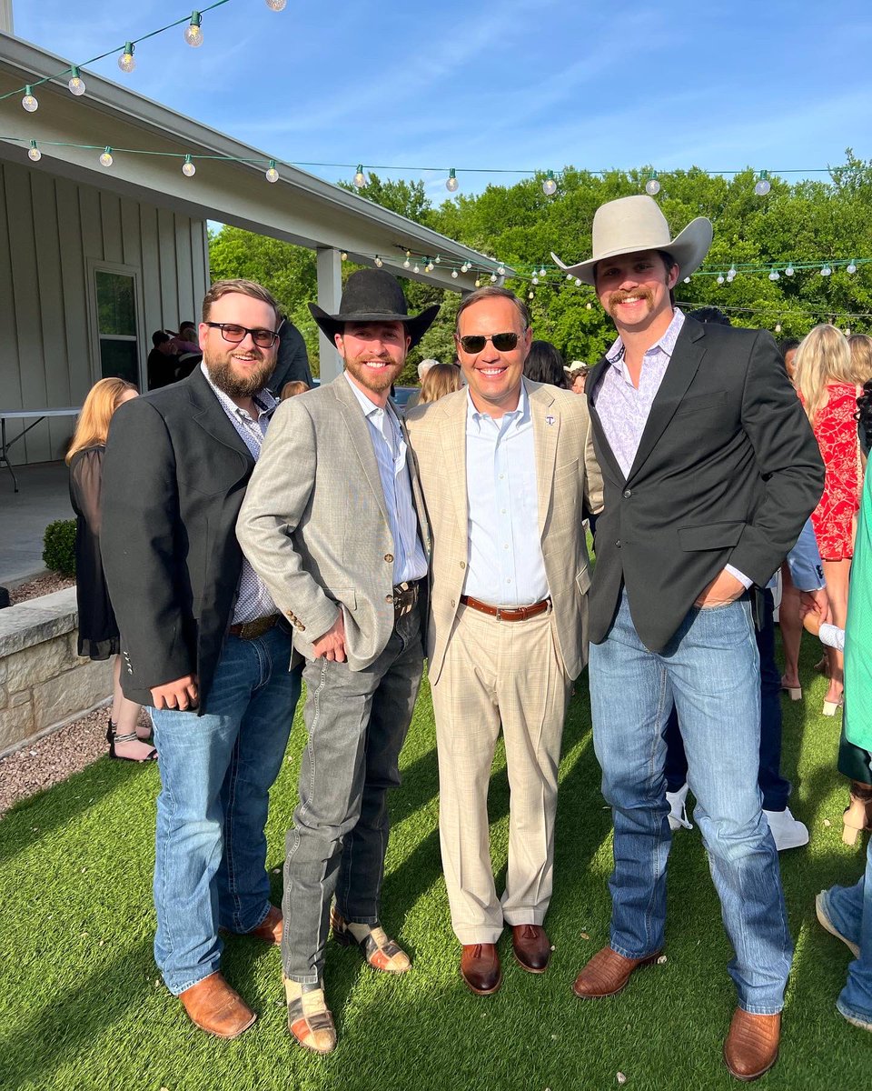 bick_88's tweet photo. we go together like weddings and corn hole boards https://t.co/bnF7SOQCo3