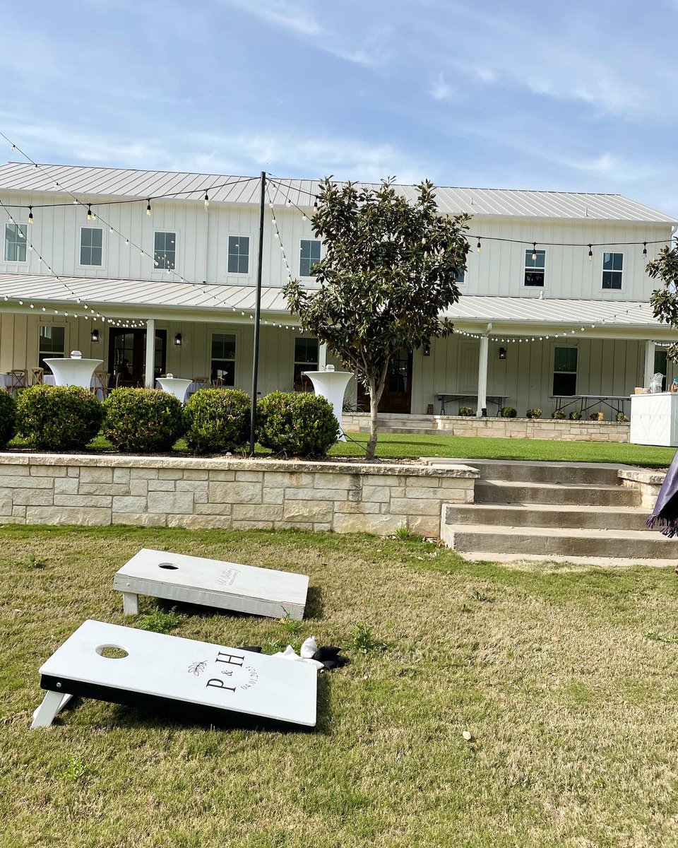 bick_88's tweet photo. we go together like weddings and corn hole boards https://t.co/bnF7SOQCo3
