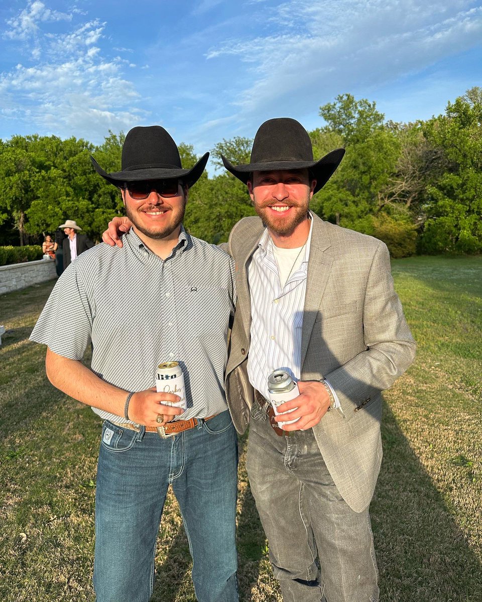 bick_88's tweet photo. we go together like weddings and corn hole boards https://t.co/bnF7SOQCo3