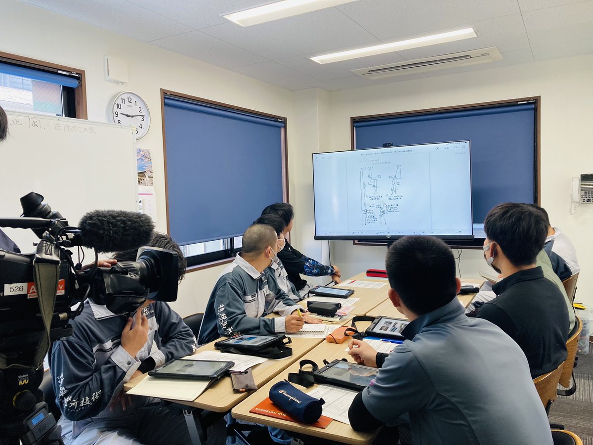 tokusyu_kousyo's tweet photo. 始まりました！
新入社員、2級特殊高所技術講習。
頭も身体もしっかり働かせて頑張ってね！！

#テレビ密着取材入ってます https://t.co/7iemDOYhV3