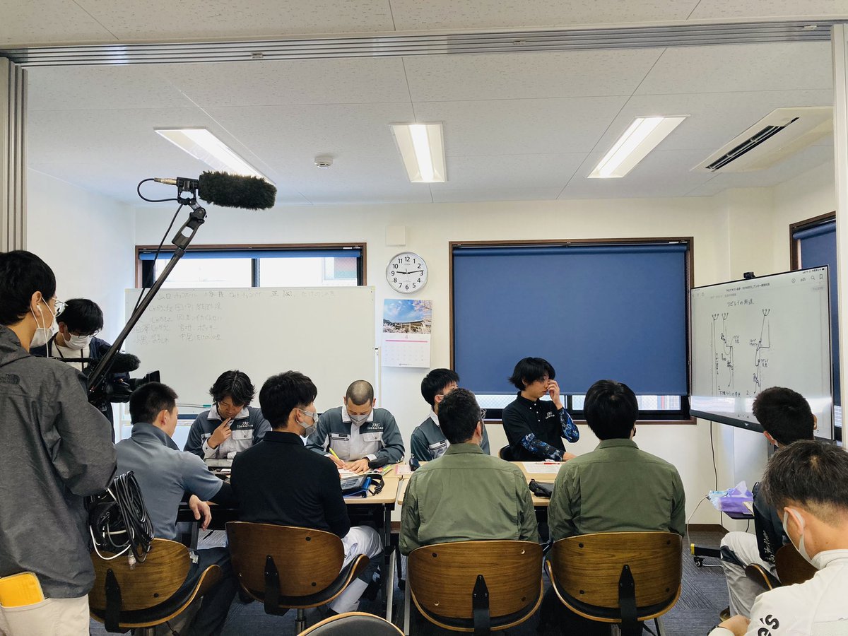 tokusyu_kousyo's tweet photo. 始まりました！
新入社員、2級特殊高所技術講習。
頭も身体もしっかり働かせて頑張ってね！！

#テレビ密着取材入ってます https://t.co/7iemDOYhV3