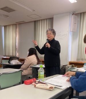 konosekaini2's tweet photo. ４月２日茨城県牛久市で開催された牛久九条の会「牛久入管で今」に参加しました。都留孝子さんの講演の後、エリザベスさんも牛久入管に自分が収容されていた時の体験、また現在の訪問支援、日経ブラジル人への入管の対応、家族が引き裂かれる現実について話しました。（右は柳沢由実子） https://t.co/aqCZpUdQqf