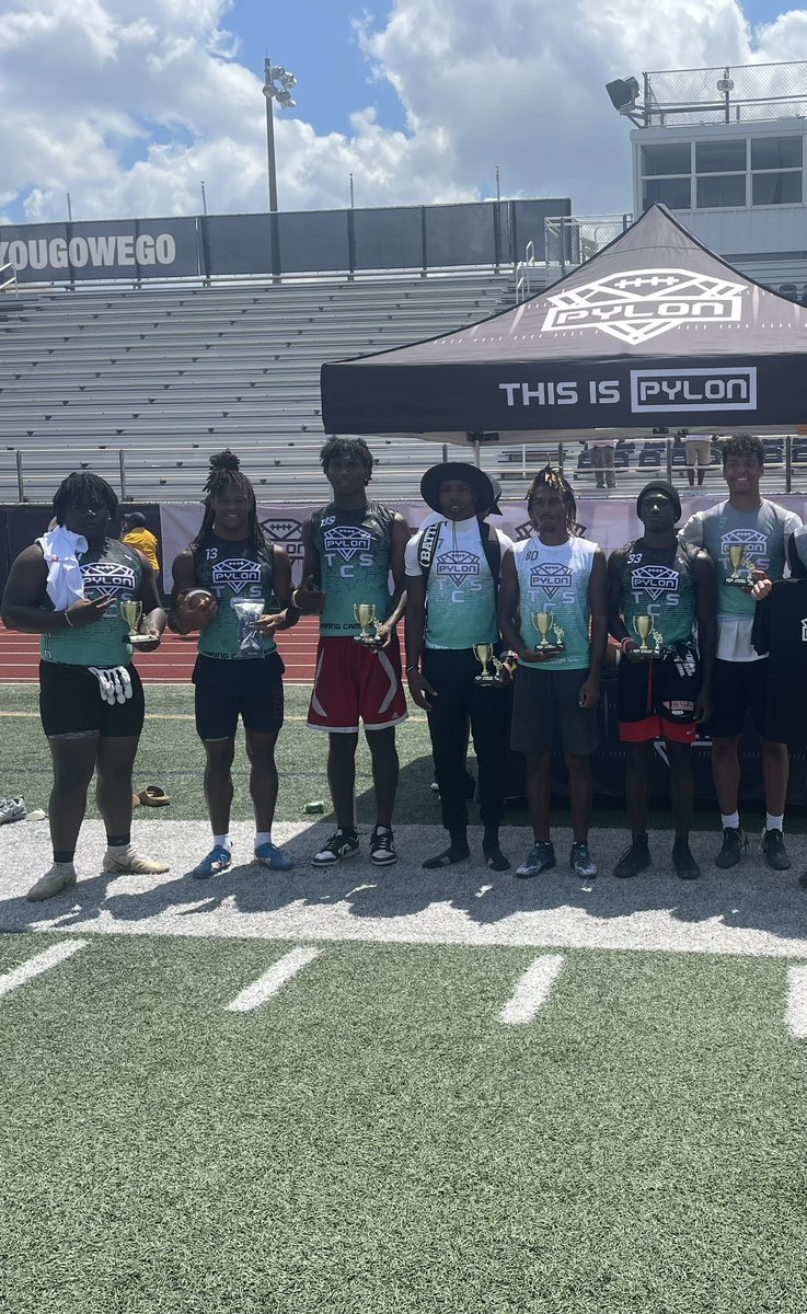 _BraxtonThomas's tweet photo. Had a great day at the @Pylon7on7 camp in Miami and won the Quarterback MVP @RamsRhsFootball @BrodyWiseman @jsmithers33 @larryblustein @baylintrujillo @RyanWrightRNG @gridironjrj https://t.co/7z1MPPC3ob