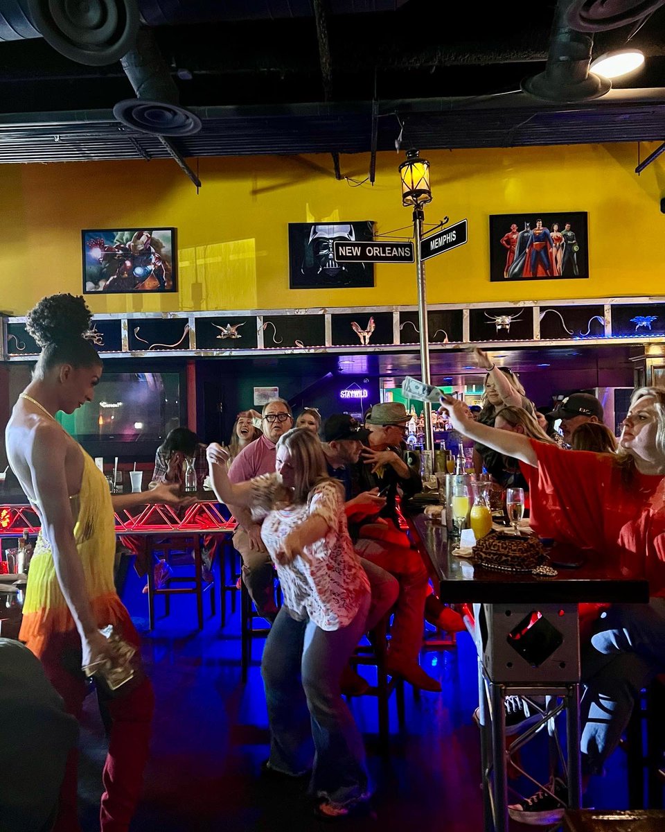 anoyes's tweet photo. Working the #weekend could be worse. Grateful to meet @BellaDuballe & friends as @justegg raised $$$ for @HRC & @tnequality. Thank you #Memphis ❤️ #BrunchIsForEveryone >>> https://t.co/EBaOFtNSfw https://t.co/uSnsunIAdW