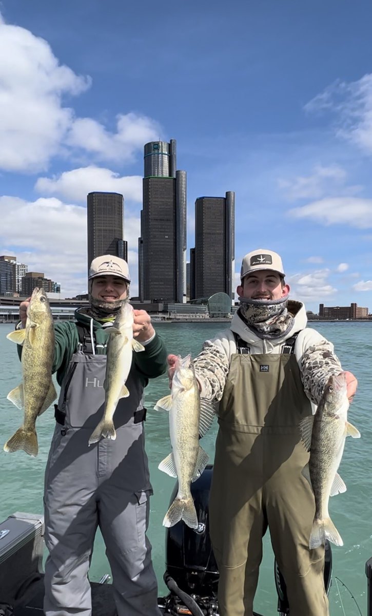 Beautiful morning on the Detroit River! Gettin’ jiggy with it in the D! #walleye #fishinglife #fishing #outdoors #puremichigan #jigging #tightlines 

#AmericanRaisedOutdoors🇺🇸