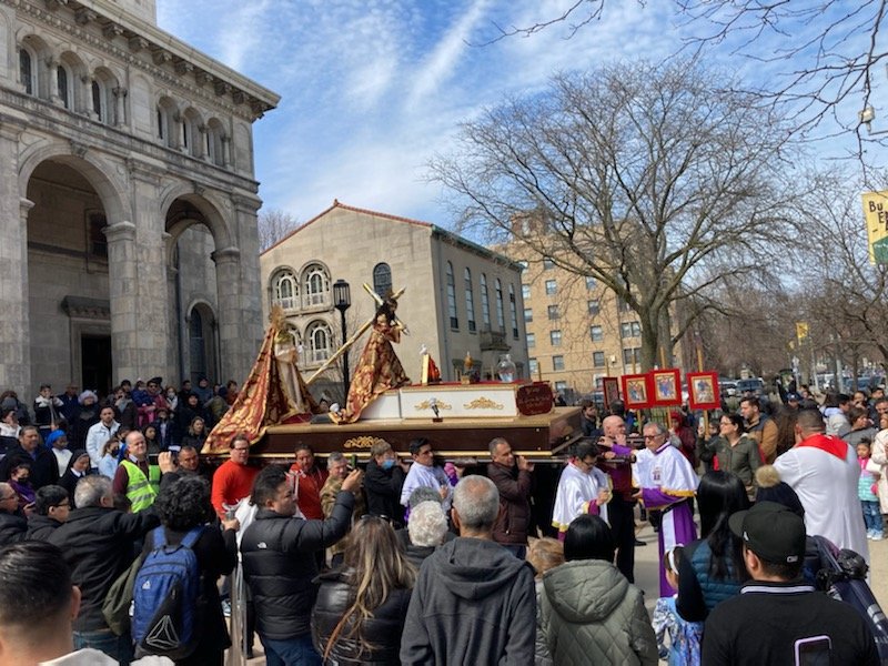 ZambranoABC7's tweet photo. St. Mary of the Lake Church procession in #Chicago #PalmSunday #HolyWeek2023 @archchicago https://t.co/sya7f2esfT