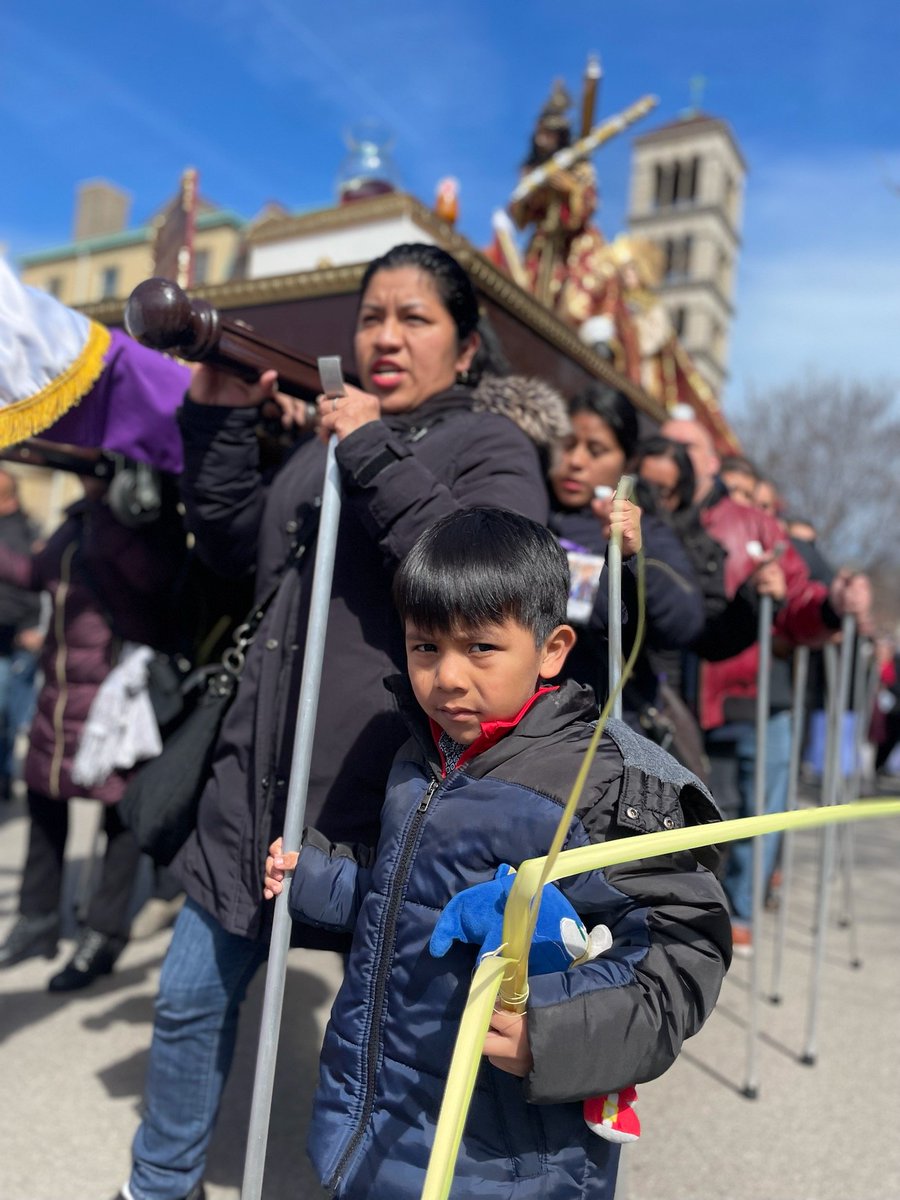 ZambranoABC7's tweet photo. St. Mary of the Lake Church procession in #Chicago #PalmSunday #HolyWeek2023 @archchicago https://t.co/sya7f2esfT