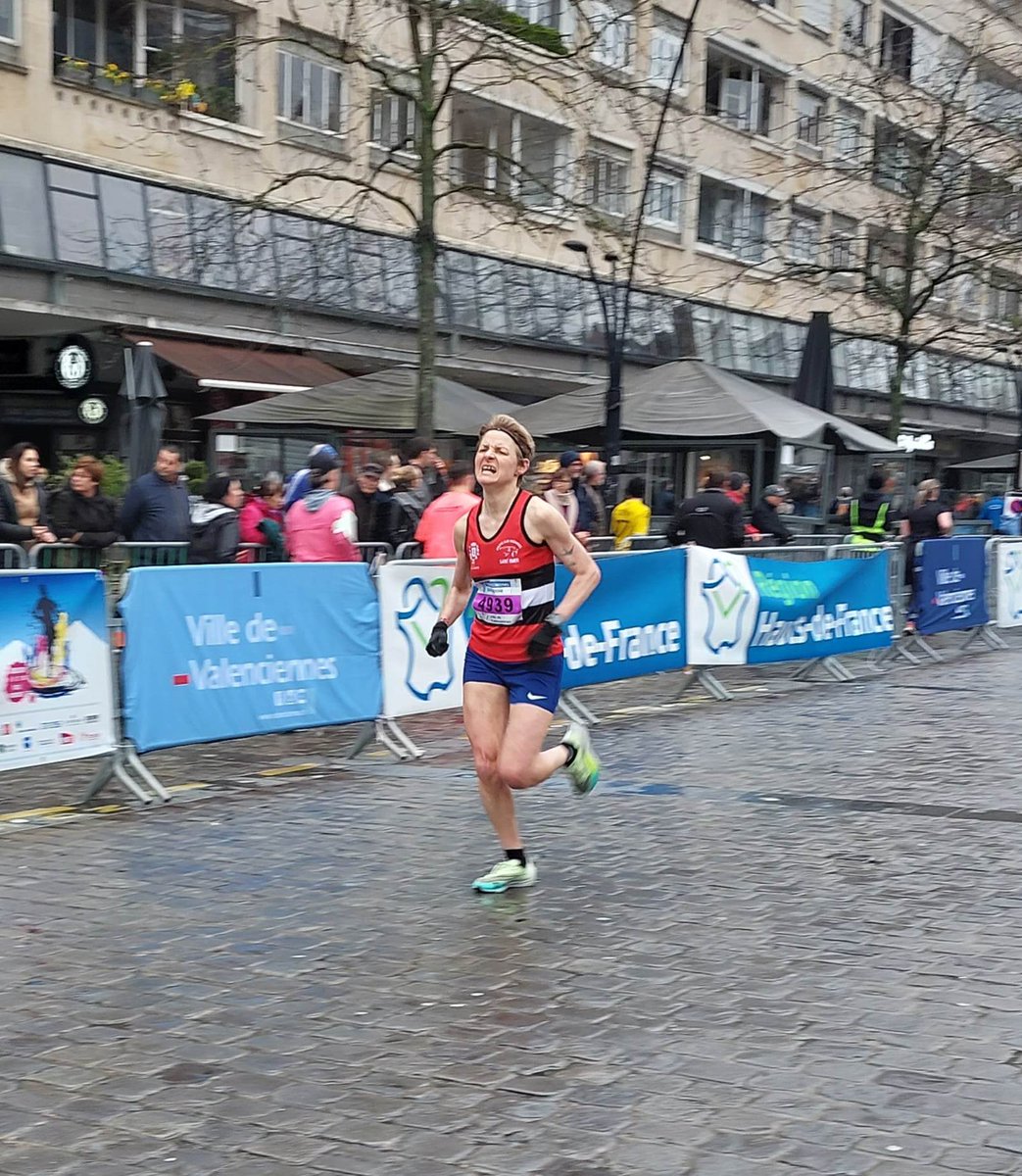 DoroThuillier's tweet photo. 🚨 record sur 10km ce matin : 39'00"
Il y a 1 an j'ai dit "descendre ds les 38', nimp' et si ça arrive je peux arrêter de courir ap"... bref j'étais à 1" de la retraite🏃♀️😅
Et en fait c'était séance 25km ce matin intégrant Le 10km (5+10 allure 10km +10) 😬
#objectifMarathon #ACA https://t.co/eFfpUayaYM