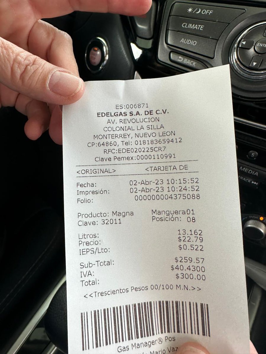 OlgaVirginia61's tweet photo. Llegué a otra gasolinera, ya marcaba solo para 37 kms, y pedí $600. Al encender mi vehículo pensé quizás fue un error, y ahora si indicaría los kms de acuerdo a la suma de los litros, pero no. Solo fué lo correspondiente a la segunda vez que puse. https://t.co/rV2uqAinyH