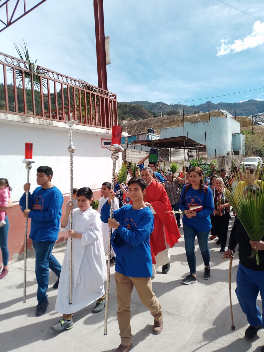 Mi hijo Diego en misiones lasallista en Topia, este Domingo de Ramos. Viva cristo rey.