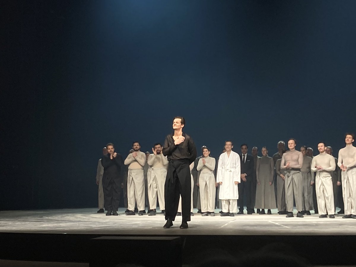 ManuelBrug's tweet photo. #ulrichrasche way of the cross stopped in his second opera at #golgatha in #bach #johannespassion @oper_stuttgart. Impressive, simple pictures with 💡 and 🌫️. Fine walking🚶♀️bass by #diegofasolis. Touching voices - choir, #moritzkallenberg & Co. 🙏 😢👏 https://t.co/Nhmbc3UC4l