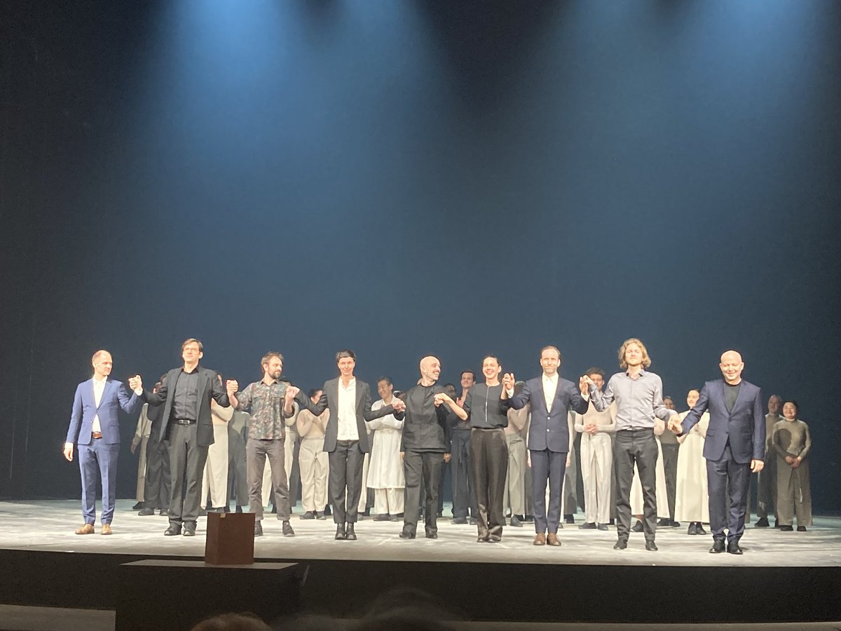 ManuelBrug's tweet photo. #ulrichrasche way of the cross stopped in his second opera at #golgatha in #bach #johannespassion @oper_stuttgart. Impressive, simple pictures with 💡 and 🌫️. Fine walking🚶♀️bass by #diegofasolis. Touching voices - choir, #moritzkallenberg & Co. 🙏 😢👏 https://t.co/Nhmbc3UC4l