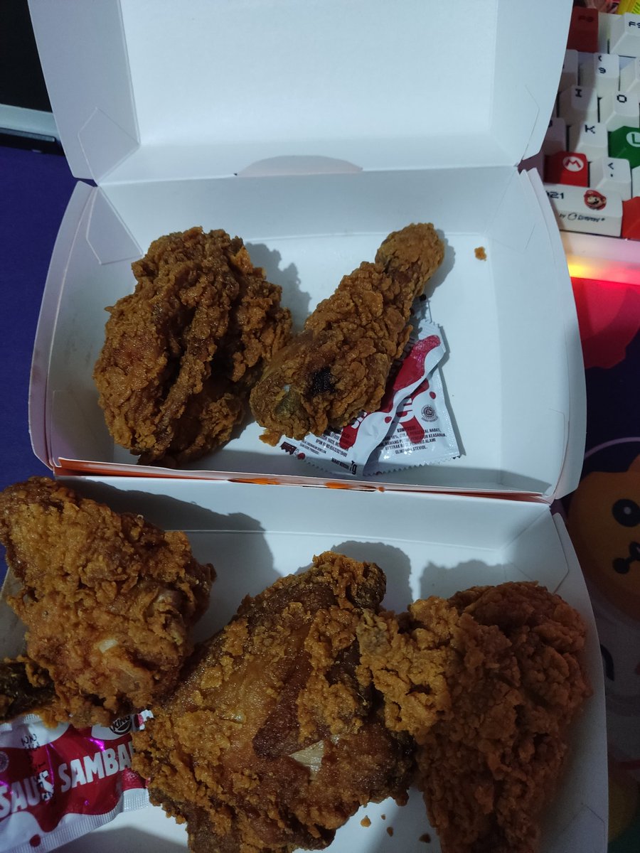 asfii's tweet photo. @BurgerKing_ID ini ayam kapan? Udah ayamnya dingin, banyak yg gosong, udah gitu ukurannya segede upil doang. Serius ini begini? https://t.co/Tr3eq24qmy