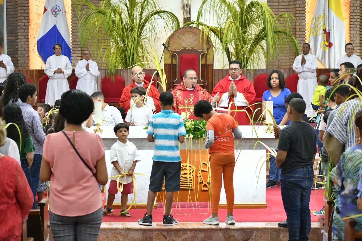 Momentos de la Solemnidad de la Pasión de Jesucristo hoy domingo de Ramos, presidida por el Reverendo Padre Kennedy Rodriguez y acompañantes.💒❤️
.
.
.
#SanAntoniortv 
#SantaEucaristia 
#DomingoDeRamos