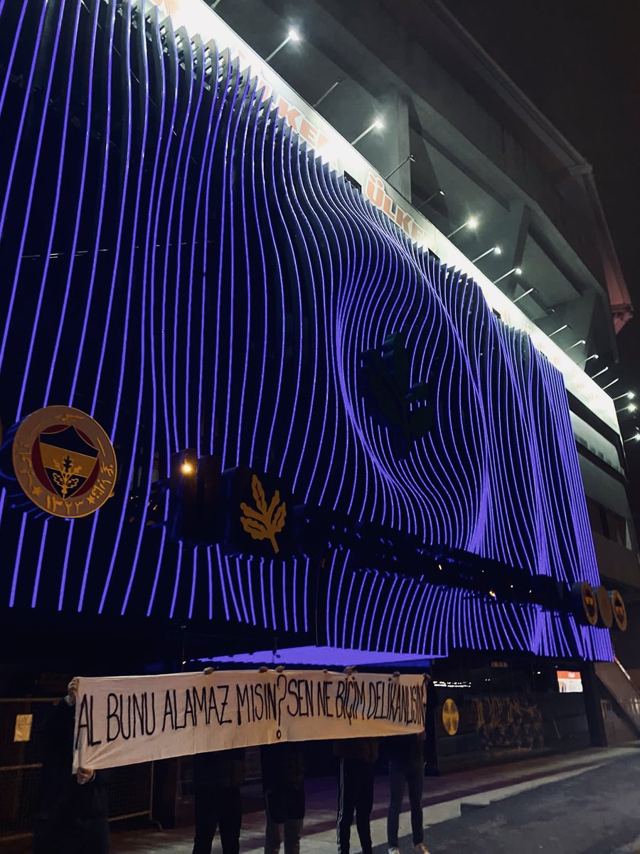Beşiktaş taraftarı, Kadıköy'deki Fenerium'un önünde pankart açtı.