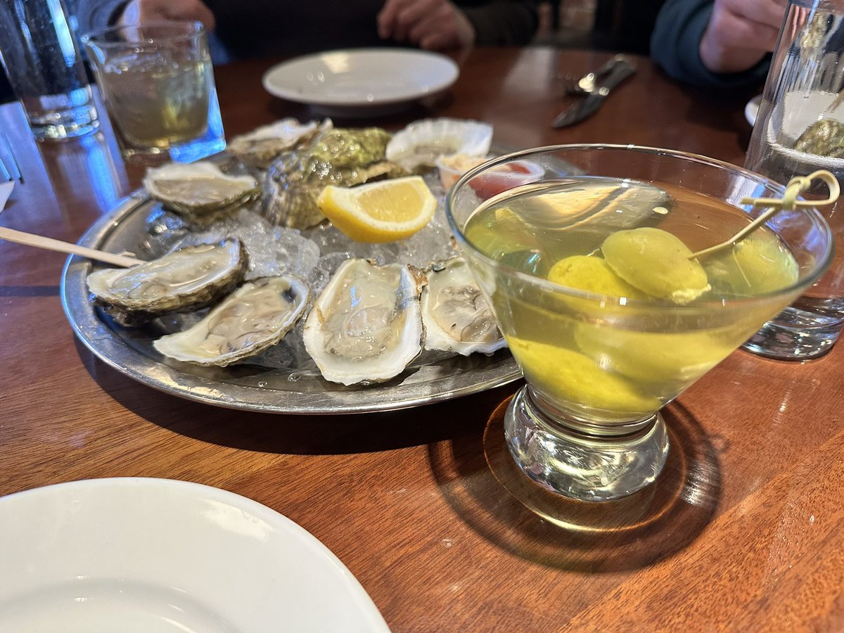 T_Flow79's tweet image. #Linner hot n dirty tini and some oysters to start. Yes please!  #Turners