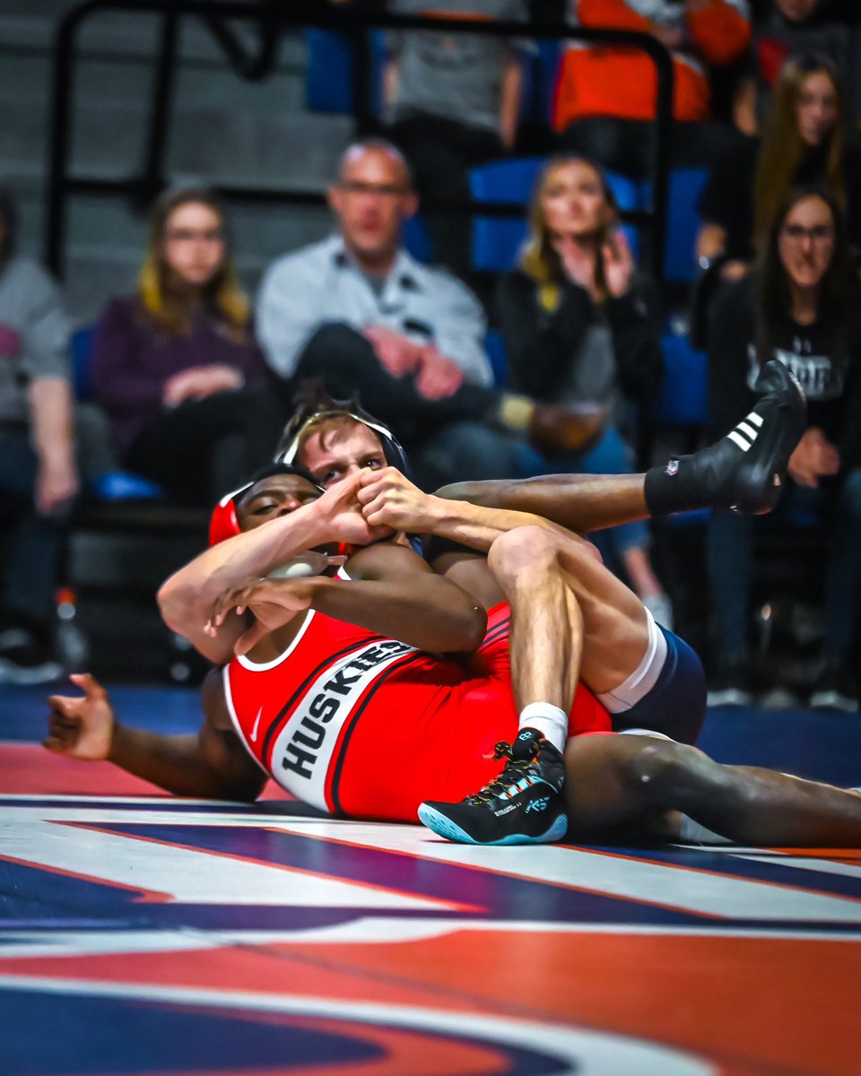 UMaryWrestling's tweet photo. The Barnhardt Brothers hit cradles in the same spot a few years apart. 🤯 Who you got in a best of 3 series at 133lbs? 

Tate - Older - 1x DII AA

Reece - Younger - 2x DII AA

Winner gets...

Duane - Father - 2x DII AA

#hooksup #lifeatmary #d2wrestle #nsicwres https://t.co/9EKSIGaJLV
