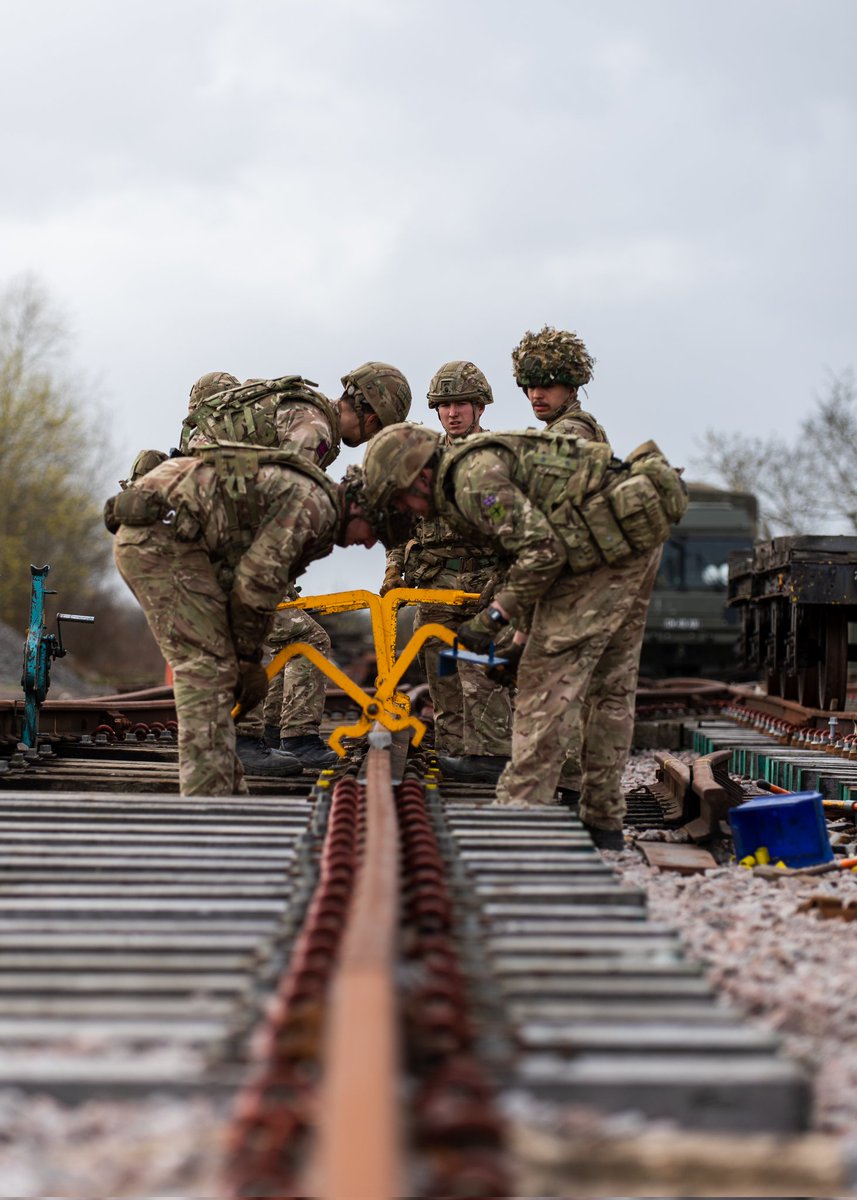 507stre's tweet photo. Battle damage repair training during Ex Austere Stallion with @36_Engr_Regt 'Plain lining' a set of switches by lifting in a stock rail.
Photo by Lt Reilly AGC(ETS)
#railwaysoldier #platelayer #LiveMoveFight #SapperSmart
@12_FS_Engr @65_group @Proud_Sappers @8EngrBde https://t.co/WbczYyz0yT