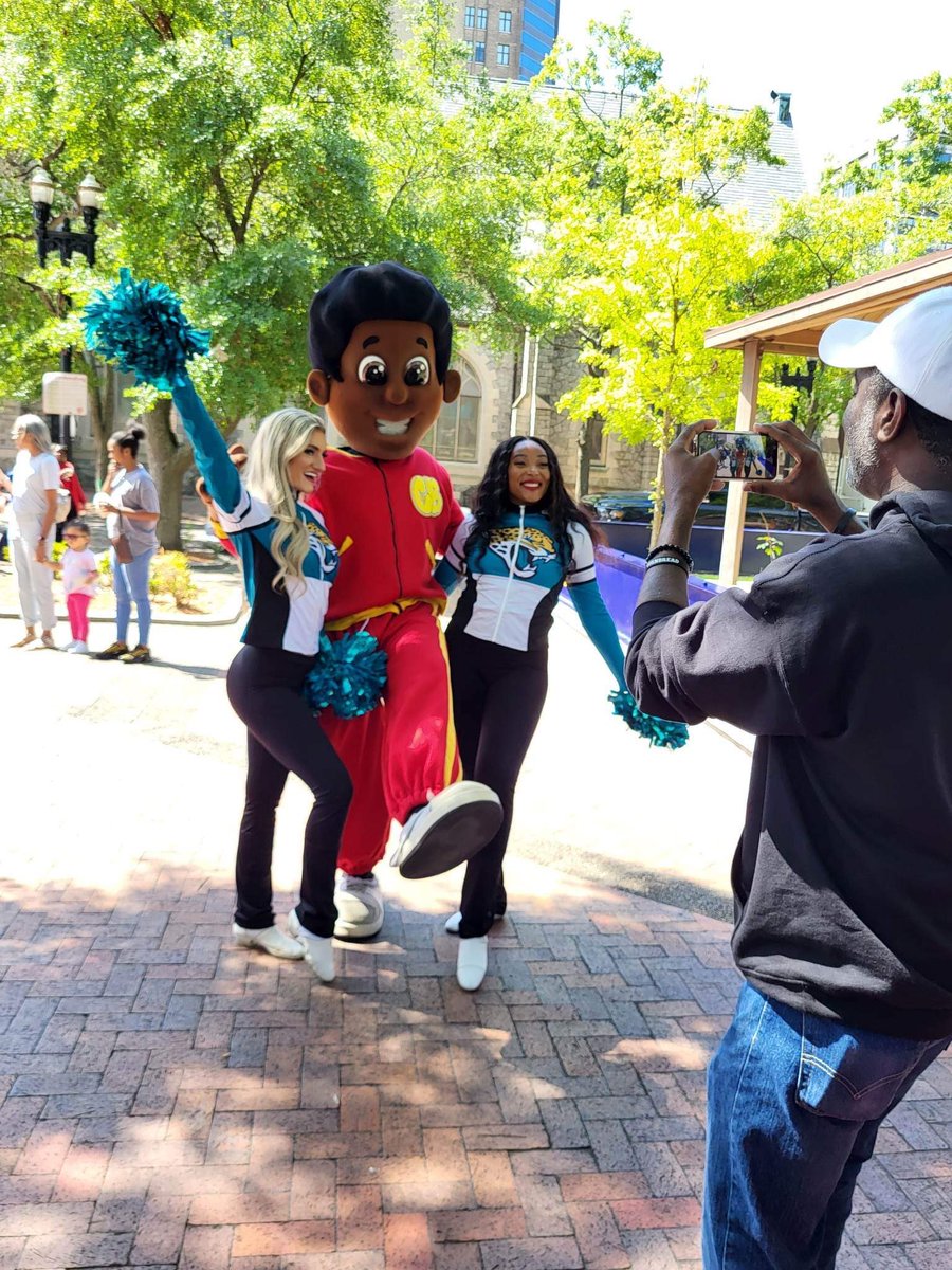 Vincethewriter's tweet photo. “Family Reading Day” was a huge success! Thanks @KidsHopeJAX for making this event possible. @Jaguars @ROARoftheJags @CISJAX #CelebrateReadingWeek #reading https://t.co/nebd8ZJp3y