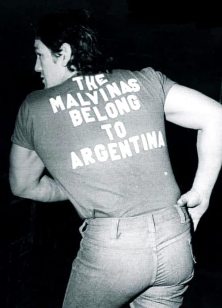 therealbuni's tweet photo. En 1974 ringo bonavena recorría el mundo con una remera que decía "las Malvinas son argentinas"
8 años antes del conflicto https://t.co/BMfXyTcord