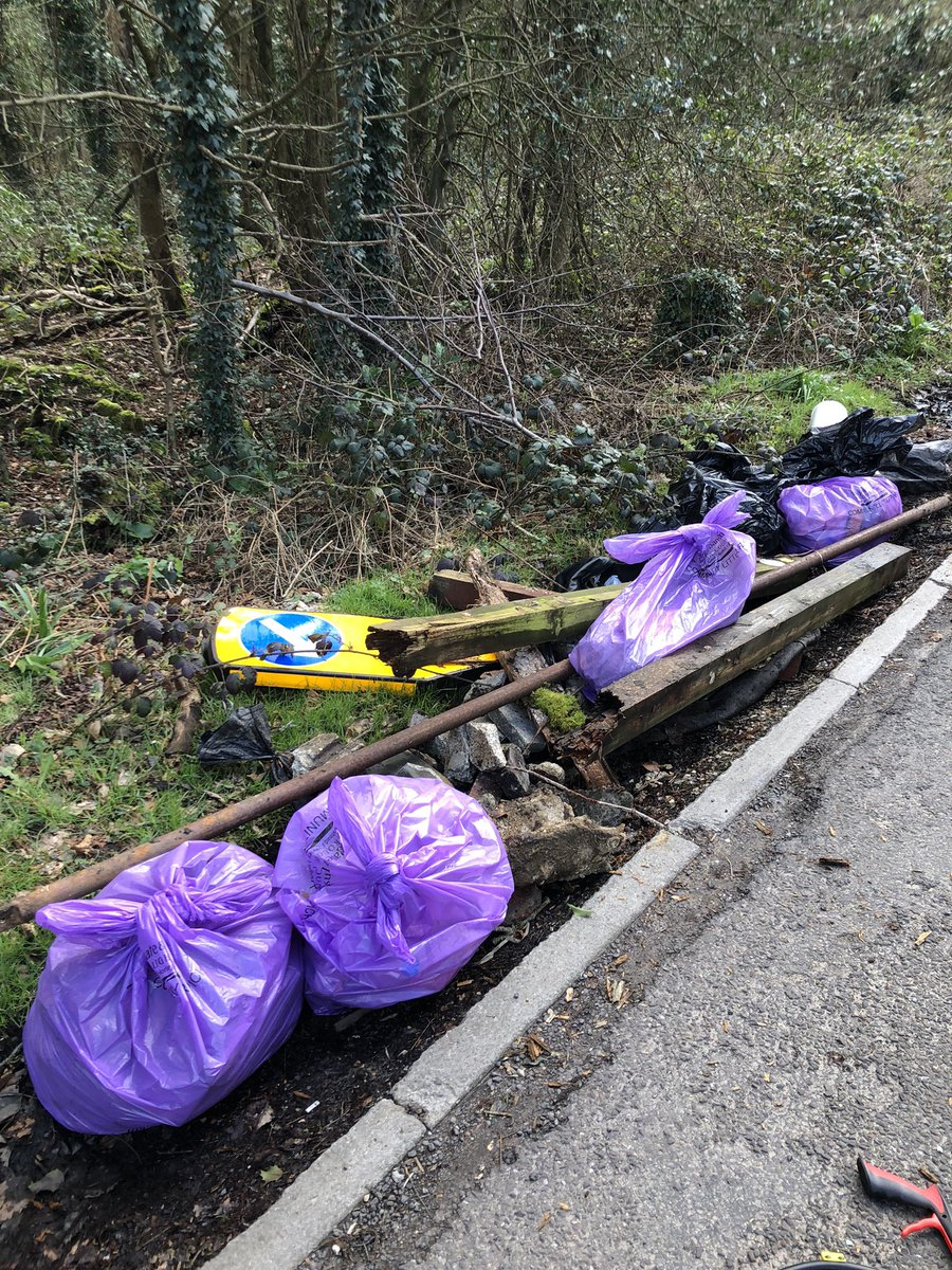 We had a big turnout today for #TheBigA217CleanUp 

Clearing a massive 56 bags of discarded #litter & #DriverTizer🤢 all chucked from vehicles +#roadsidejunk & so much left over Council/utilities Road Clutter too😬
#LoveWhereYouLive #Tadworth #Kingswood 

facebook.com/groups/2701052…